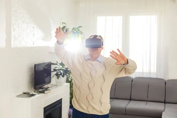 Starzec z goglami wirtualnej rzeczywistości — Zdjęcie stockowe