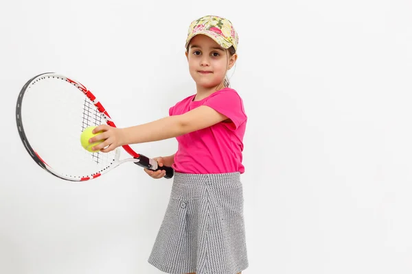 Malá brunetka s tenisovou raketou izolovaných na přes bílé pozadí — Stock fotografie