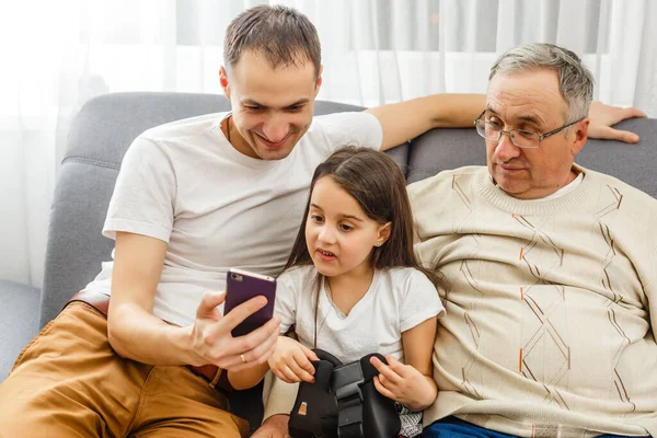 Big happy multigenerational family father, senior grandparents with cute little girl granddaughter at home. Family and love concept — Stock Photo, Image