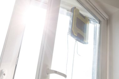 Robot cam temizleyicisi kirli camlarda çalışır. Evi akıllı aletlerle temizlemek. Pencereleri temizlemek için otomatik vakumlu robotlar, ev için bir asistan.