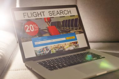 Uçağın içinde laptop perde. Karışık teknik