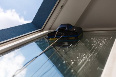 Pencerenin arkasında hareket eden cam temizleme robotlarının ayrıntıları