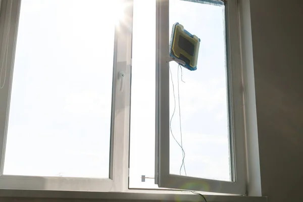 Robot para lavar ventanas — Foto de Stock