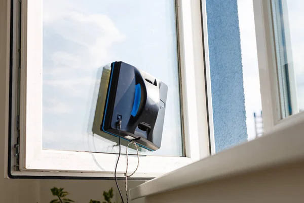 Odkurzacz Robot czyszczący okno w wysokiej budynku na zewnątrz. — Zdjęcie stockowe