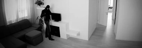 Die Überwachungskamera zeigt, wie ein Dieb in die Wohnung einbricht — Stockfoto