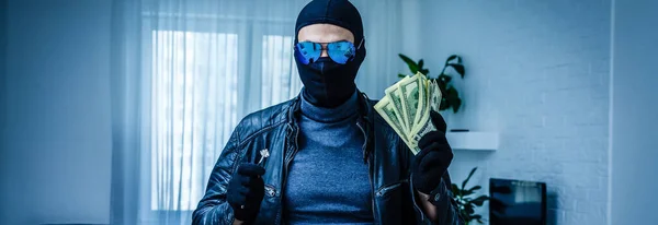 Burglar thief from apartment house — 스톡 사진