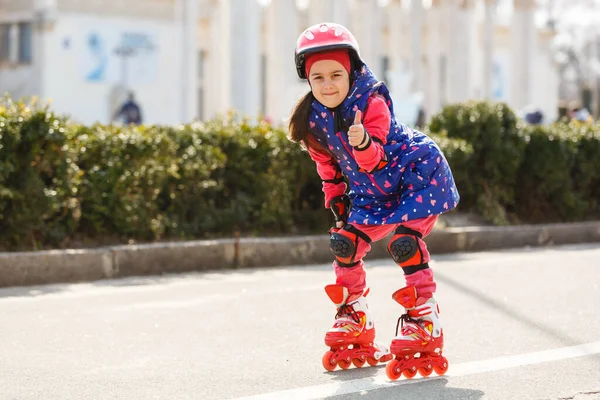 공원에서 헬멧에 롤러 스케이트에 예쁜 소녀 — 스톡 사진