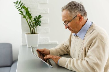 Son sınıf öğrencisi internetten alışveriş yapıyor.
