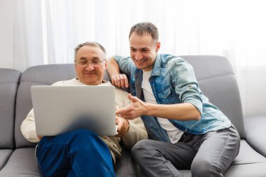 oturma odası konuşmaktan iki adam