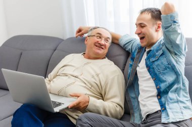 Koronavirüs salgını yüzünden kendini soyutlama. Baba, oğluyla birlikte karantinada çalışıyor. Kilitlenme.
