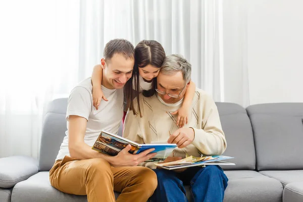 Familia, generación, tecnología y concepto de personas - familia sonriente con Tablet PC en casa — Foto de Stock