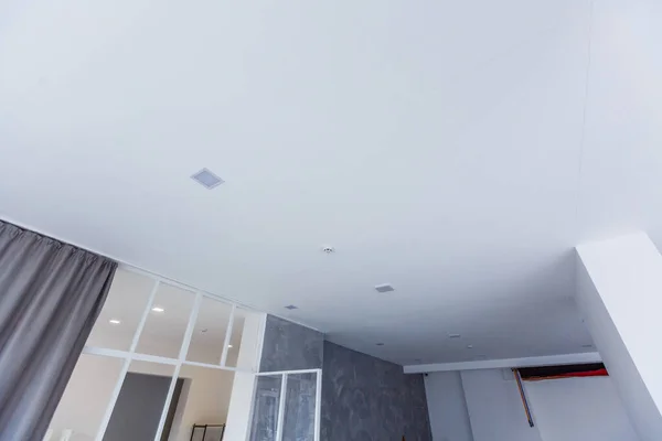Белый потолок с точечным освещением в номере — стоковое фото