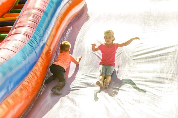 Gioiosa bambina che gioca su un trampolino — Foto Stock