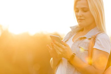 Akıllı telefon kullanan çekici bir kadın.