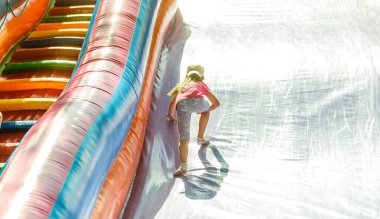 neşeli küçük kız bir trambolin üzerinde oynama