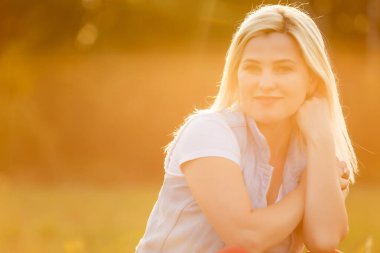 Güzel gülümseyen kadın uzağa park arıyor.