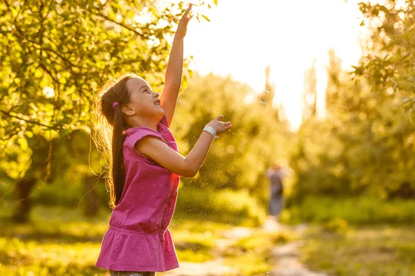 Copil dulce care încearcă să prindă balon de săpun — Fotografie, imagine de stoc