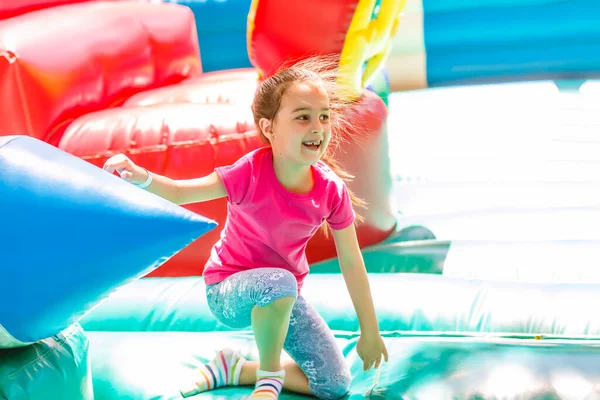Criança em um trampolim colorido — Fotografia de Stock