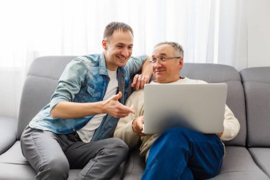 Koronavirüs salgını yüzünden kendini soyutlama. Baba, oğluyla birlikte karantinada çalışıyor. Kilitlenme.