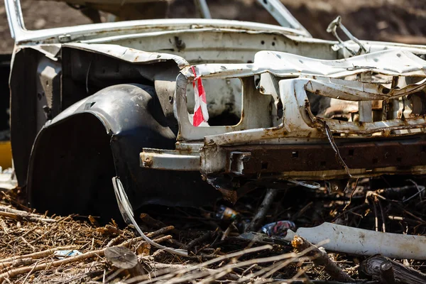 Сломанная машина на свалке в поле — стоковое фото