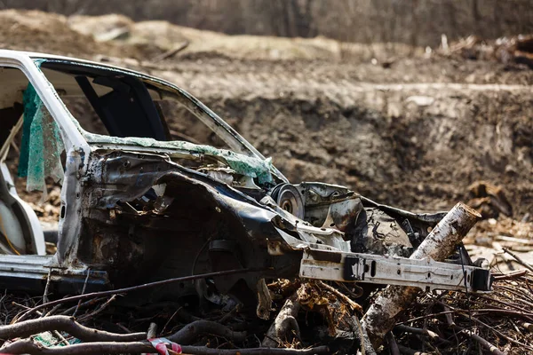 Alanında bir çöplükte kırık araba