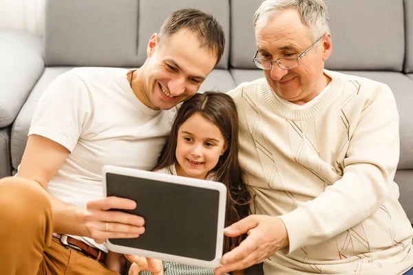 Сім'я, покоління, технології та концепція людей усміхнена сім'я з планшетними комп'ютерами вдома — стокове фото