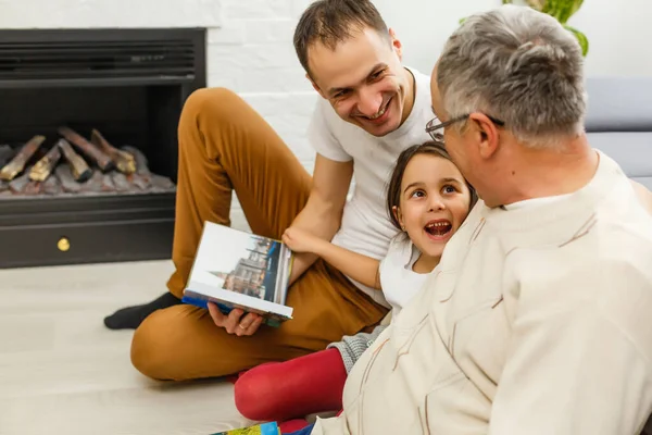 Far, son och barnbarn hemma — Stockfoto