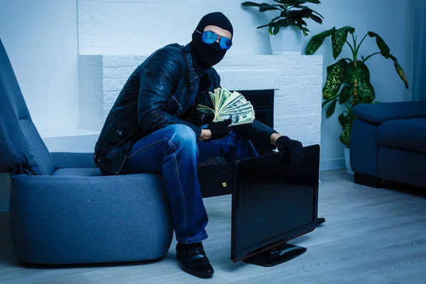 A thief man stole a TV. — Stock Photo, Image