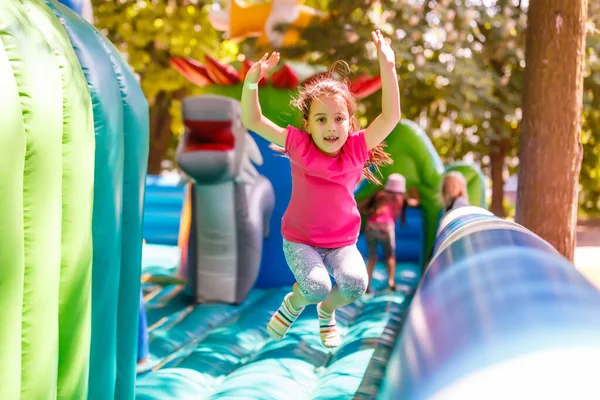 Menina bonito no parque de diversões — Fotografia de Stock