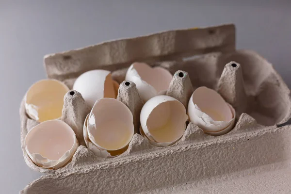 Repedt tojáshéj. Egy üres tojás héj felét. Törött, repedt tojás nyitott húsvéti tojáshéj — Stock Fotó