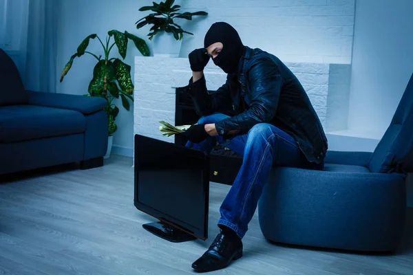 Man burglar stealing tv set from house — Stock Photo, Image