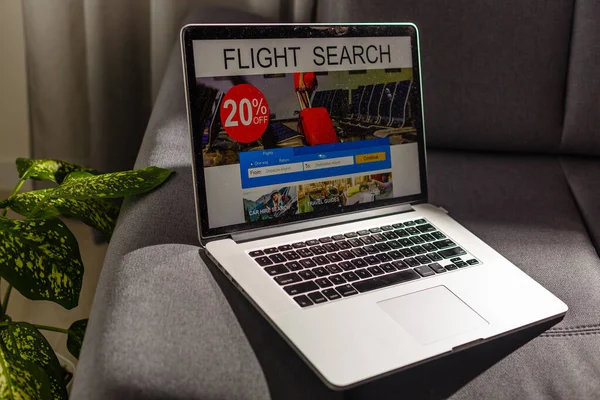 Flugsuche im Internet, Reiseplanungskonzept, Flugtickets online. — Stockfoto