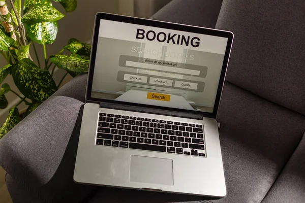 Omputer laptop met hotelreserveringsscherm in de kamer — Stockfoto