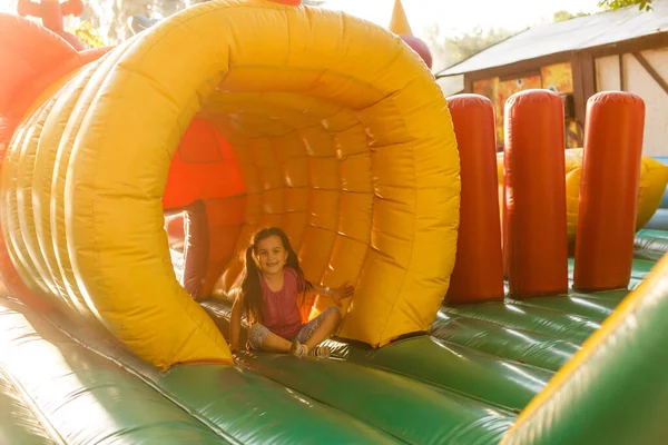 Menina bonito no parque de diversões — Fotografia de Stock