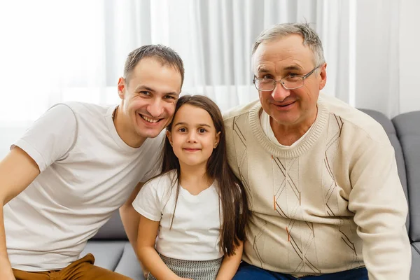 Retrato de família de três gerações — Fotografia de Stock