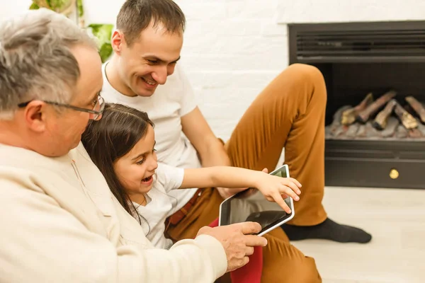 Família, geração, tecnologia e conceito de pessoas - família sorridente com computadores tablet pc em casa — Fotografia de Stock