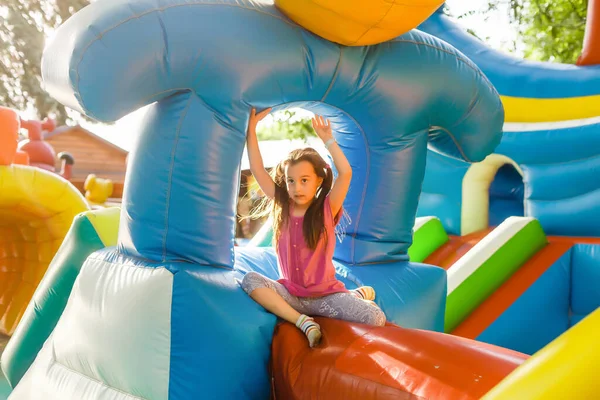 Menina bonito no parque de diversões — Fotografia de Stock