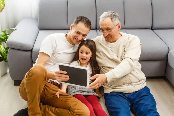 Сім'я, покоління, технології та концепція людей усміхнена сім'я з планшетними комп'ютерами вдома — стокове фото