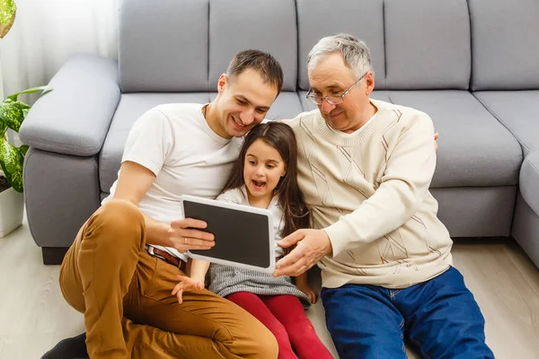 Aile, üretim, teknoloji ve insan kavramı - aile ile tablet pc bilgisayar vasıl ev gülümseyen