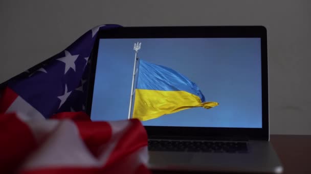 Флаг США и флаг Украины на ноутбуке — стоковое видео