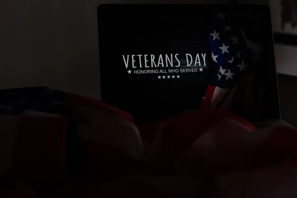 Laptop com bandeira dos EUA e dia de veteranos inscrição. — Fotografia de Stock