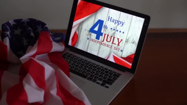 Laptop con iscrizione Felice giorno dell'indipendenza sulla bandiera degli Stati Uniti. — Video Stock