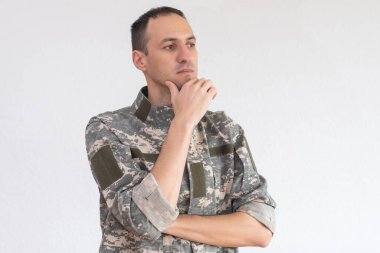 Bir askerin portresi, askeri beyaz bir geçmiş.