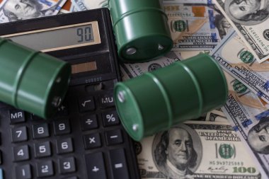 Bir varil ham petrol ve dolar banknotları. Kapatın. İş konsepti.