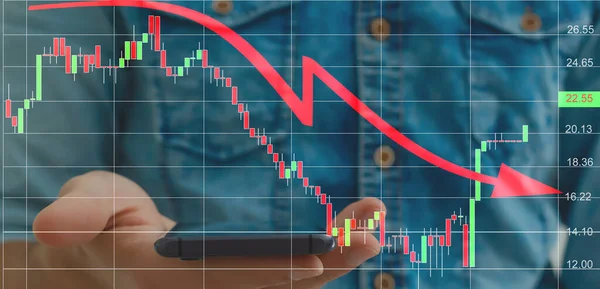 Empresario mano haciendo un gráfico de disminución. Concepto de recesión económica. Crisis financiera mundial —  Fotos de Stock