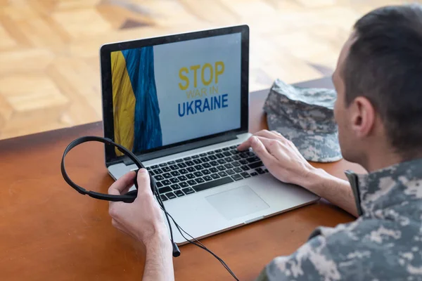 Laptop, Mensagem para a paz mundial. militar com laptop e bandeira de ucraniano. conferência militar online — Fotografia de Stock