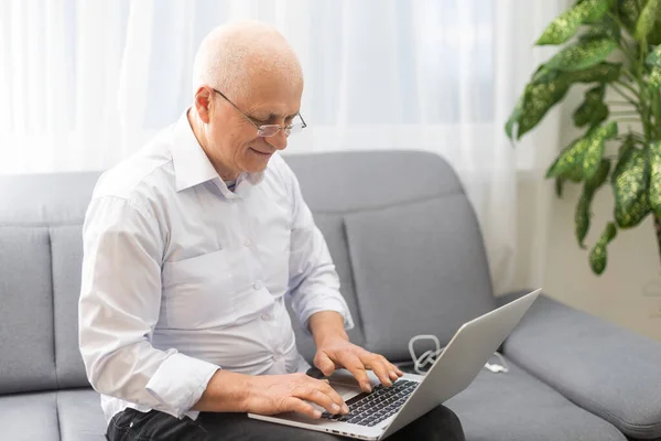 Laptop haber okuma dalgın komuta sizde. Evde, taşınabilir bilgisayarla neşeli heyecan olgun erkek kopya alanı. — Stok fotoğraf