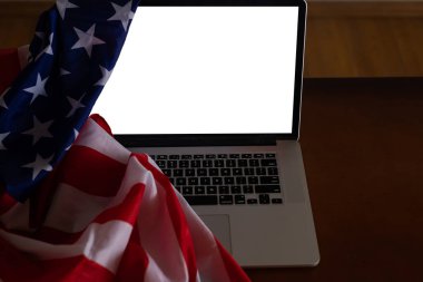 ABD bayraklı dizüstü bilgisayar, beyaz arkaplanda izole edilmiş ekran