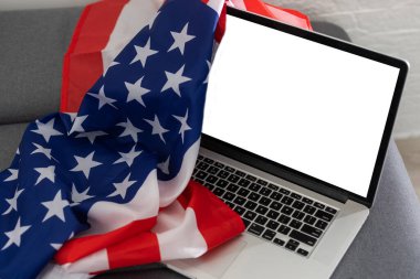 ABD Anma Günü, Başkanlar Günü, Gaziler Günü, İşçi Bayramı ya da 4 Temmuz kutlamaları. ABD ulusal bayrağında modern dizüstü bilgisayar için boş ekran