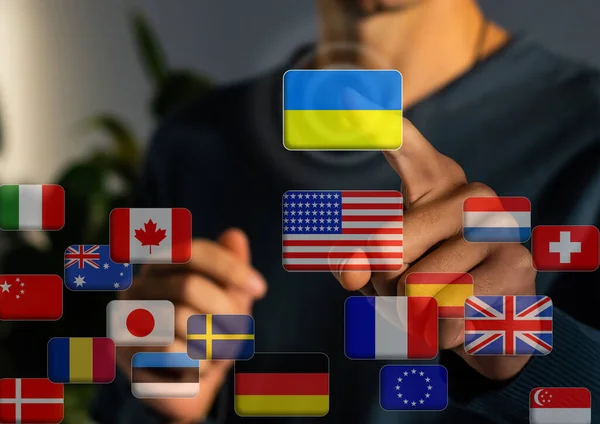 Hand drücken auf ein Touchscreen-Interface, Wahl der Ukraine. Flaggen der Welt — Stockfoto